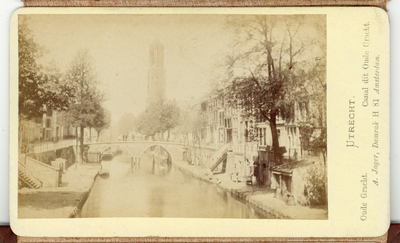 222449 Gezicht op de Oudegracht te Utrecht, met op de achtergrond de Weesbrug en de Domtoren.